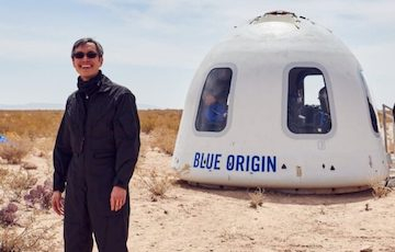 Gary Lai with the New Shepard capsule.